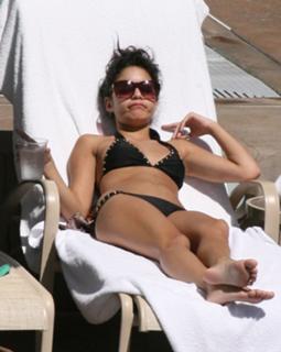 Vanessa Hudgens feet photo thumbnail