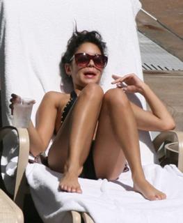 Vanessa Hudgens feet photo thumbnail