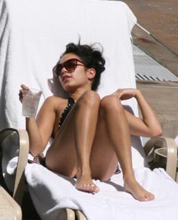 Vanessa Hudgens feet photo thumbnail