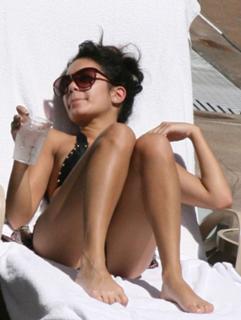 Vanessa Hudgens feet photo thumbnail