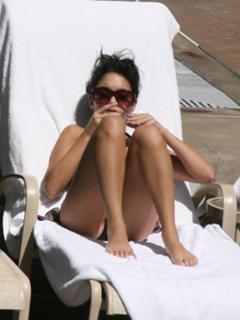 Vanessa Hudgens feet photo thumbnail