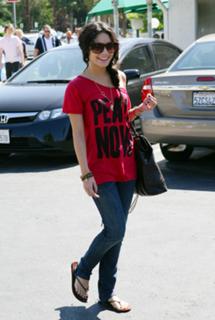 Vanessa Hudgens feet photo thumbnail