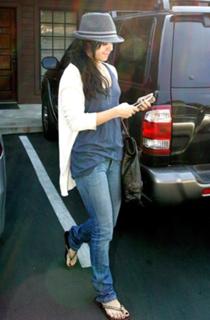 Vanessa Hudgens feet photo thumbnail