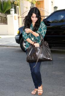 Vanessa Hudgens feet photo thumbnail