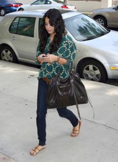Vanessa Hudgens feet photo thumbnail