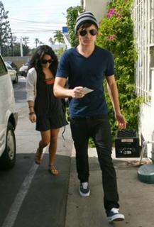 Vanessa Hudgens feet photo thumbnail