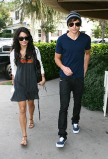 Vanessa Hudgens feet photo thumbnail