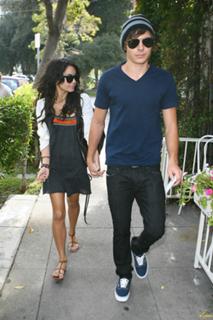 Vanessa Hudgens feet photo thumbnail