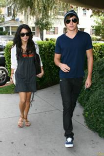 Vanessa Hudgens feet photo thumbnail