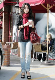 Vanessa Hudgens feet photo thumbnail