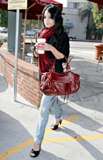 Vanessa Hudgens feet photo thumbnail