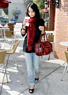 Vanessa Hudgens feet photo thumbnail