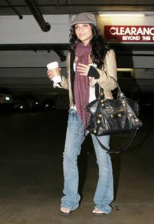 Vanessa Hudgens feet photo thumbnail