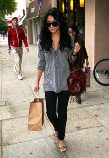 Vanessa Hudgens feet photo thumbnail