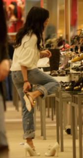 Vanessa Hudgens feet photo thumbnail