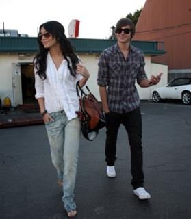 Vanessa Hudgens feet photo thumbnail