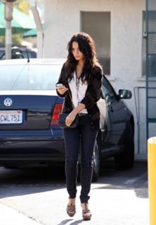 Vanessa Hudgens feet photo thumbnail