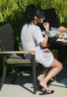 Vanessa Hudgens feet photo thumbnail