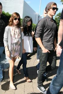 Vanessa Hudgens feet photo thumbnail