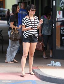Vanessa Hudgens feet photo thumbnail
