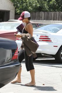 Vanessa Hudgens feet photo thumbnail