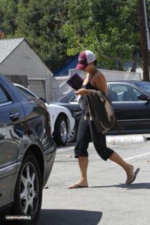 Vanessa Hudgens feet photo thumbnail