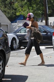 Vanessa Hudgens feet photo thumbnail