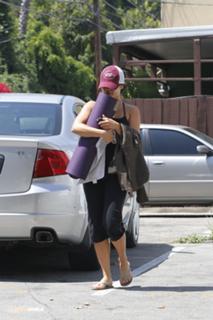 Vanessa Hudgens feet photo thumbnail