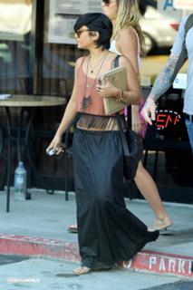 Vanessa Hudgens feet photo thumbnail