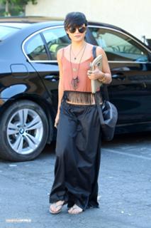 Vanessa Hudgens feet photo thumbnail