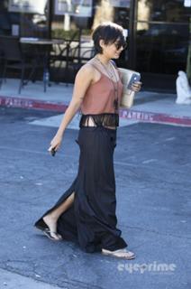 Vanessa Hudgens feet photo thumbnail