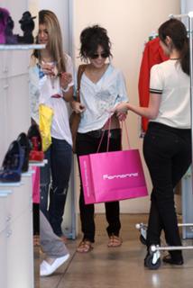 Vanessa Hudgens feet photo thumbnail