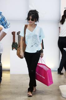 Vanessa Hudgens feet photo thumbnail