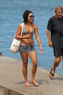 Vanessa Hudgens feet photo thumbnail