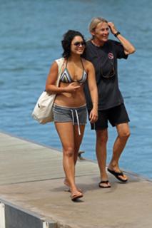 Vanessa Hudgens feet photo thumbnail