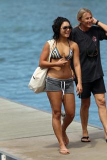 Vanessa Hudgens feet photo thumbnail