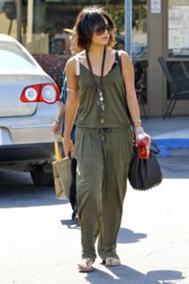 Vanessa Hudgens feet photo thumbnail