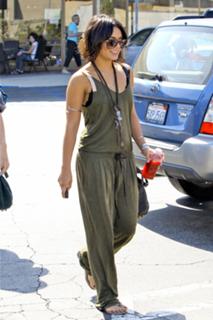 Vanessa Hudgens feet photo thumbnail