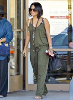 Vanessa Hudgens feet photo thumbnail