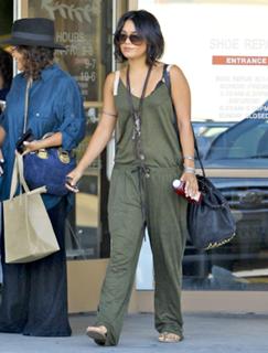 Vanessa Hudgens feet photo thumbnail