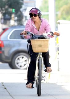 Vanessa Hudgens feet photo thumbnail