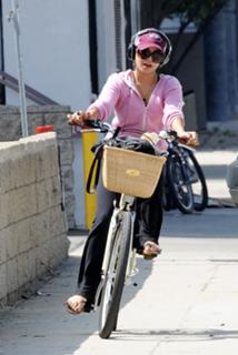 Vanessa Hudgens feet photo thumbnail