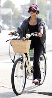 Vanessa Hudgens feet photo thumbnail