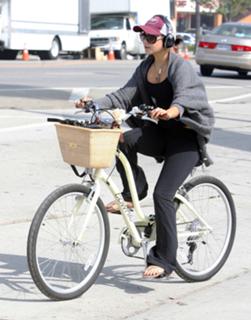 Vanessa Hudgens feet photo thumbnail