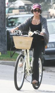 Vanessa Hudgens feet photo thumbnail