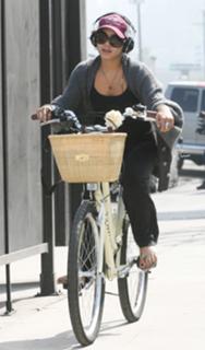 Vanessa Hudgens feet photo thumbnail