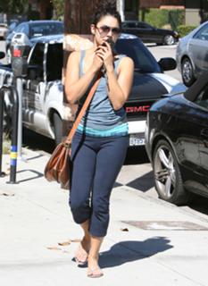 Vanessa Hudgens feet photo thumbnail
