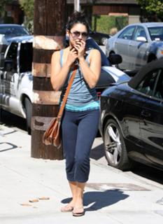 Vanessa Hudgens feet photo thumbnail