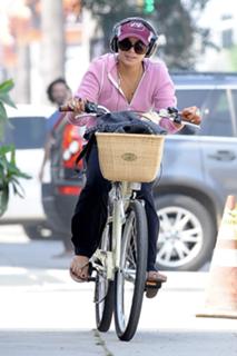 Vanessa Hudgens feet photo thumbnail