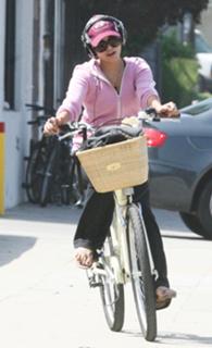 Vanessa Hudgens feet photo thumbnail